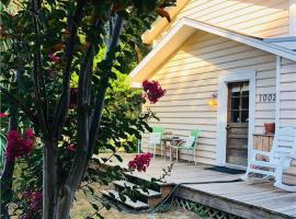 Beach Bum Bungalow, villa in Folly Beach