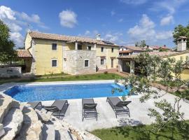 Authentic Istrian Villa Ive with a swimming pool, hotel v destinaci Marčana