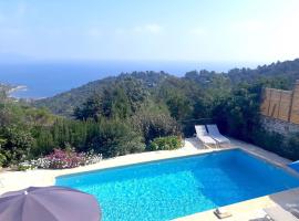 Villa with sea view in gated community, hotel con estacionamiento en Bormes-les-Mimosas
