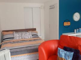 Studio de charme pour concentration et détente, hotel with parking in Houilles