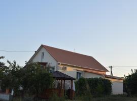 Дача в Санжейке с уютной территорией для отдыха у Чёрного моря，桑日卡的度假屋