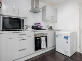 Remaj Serviced Accommodation, sleeps 7 & free parking, apartment in Laindon