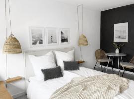 Seaside Rooms - Zentrales Design-Apartment mit Balkon & Parkplatz - 2 Minuten zum Strand, hotel in Timmendorfer Strand