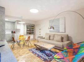 Apartamento lujo castellana chamartín, hotel dicht bij: metrostation Plaza de Castilla, Madrid