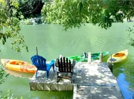 Reflections! Seasonal Dock & Kayaks!! Hot Tub!! Fire Table! BBQ! HUGE yard! Horseshoes! Dog Friendly!