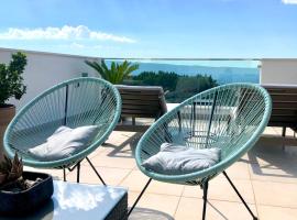 Bubbles Penthouse with Jacuzzi, spa hotel in Podstrana