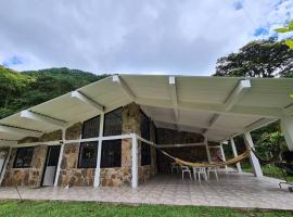 아카시아스에 위치한 호텔 Paraíso en la montaña con cascadas y lago de pesca