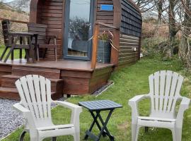 Sea and Mountain View Luxury Glamping Pods Heated, hótel í Holyhead