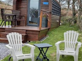 Sea and Mountain View Luxury Glamping Pods Heated, partmenti szálloda Holyheadben