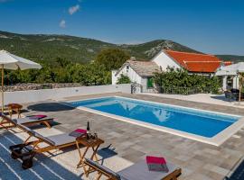 House Camellia with fenced pool and playground, hotel s parkiralištem u gradu 'Blizna Donja'