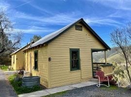 Priest Station Cafe & Cabins, hotel u gradu Grovland