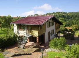 Authentic chalet with terrace in Harreberg, hotel na may parking sa Hommert