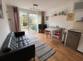 Two Bedroom Garden Flat in Zone 2 London, hotell nära Denmark Hill Railway Station, London