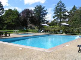 Orion, In A Complex Of 7 Gites, Les Constellations, hotel with parking in Doeuil-sur-le-Mignon