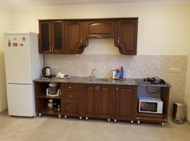 Домик из двух комнат + кухня столовая с удобствами, со своим двориком под ключ, hotel din Suhumi
