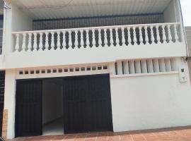 Casa con piscina privada, hótel í Girardot