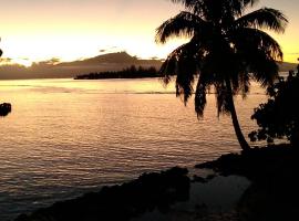 Bungalow blue lagon waterfront, hotel cerca de Moorea Lagoonarium, Moorea