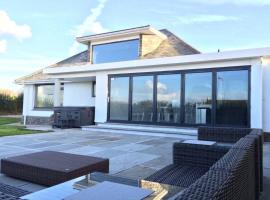 Stunning Contemporary Home Hot Tub & Sea Views, hotel with parking in Saint Columb Minor