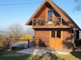 3 Bedroom Lodge over looking Lake Dathee & Golf Course – hotel w mieście Saint-Manvieu-Bocage