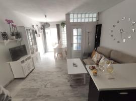 APARTAMENTO NUEVO A 50 M. DE LA PLAYA, Hotel mit Pools in Morche