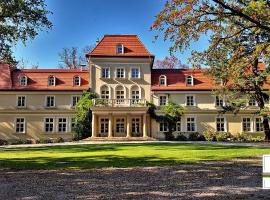 Dwór Sieraków, hotel v destinaci Sieraków