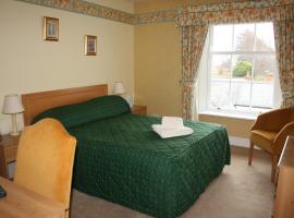 House - Sleeps 6 & paid off site parking available, hotel i Minehead
