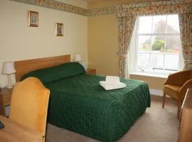House - Sleeps 6 & paid off site parking available