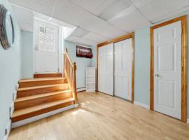 Cambridge 2BR 2BH Basement Apt With Parking、ケンブリッジの駐車場付きホテル