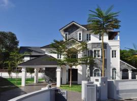 Turf Resort Penang - 6 Bedrooms Bungalow, holiday home in George Town