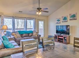 Walk-In Branson West Condo with Balcony, Pool Access, hotel in Branson West