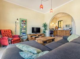 'Feel@Home' Xlendi Retro Designer Apt 30sec from beach, apartment in Xlendi