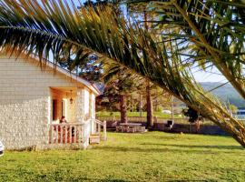 Casa en la playa de Area con finca privada, căsuță din Viveiro