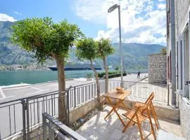 Cosy front line apt with sea access at your door step