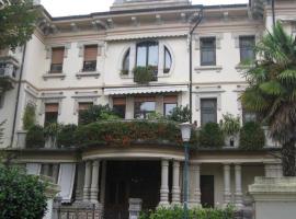 Stylish Penthouse Apartment in Venice Lido, 10 minutes from Saint Marks Square, hotel dicht bij: Palazzo del Cinema - Filmfestival van Venetië, Venetië-Lido