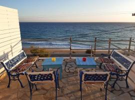 Whole apartment in Loutsa with amazing view, hotel em Loutsa