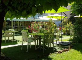 Hotel Le Lion d'Or, hotel v destinaci Saint-Geniez-dʼOlt
