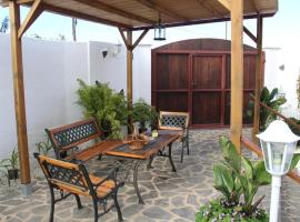 2 bedrooms chalet with sea view enclosed garden and wifi at Icod de los Vinos 2 km away from the beach, hotel in Icod de los Vinos