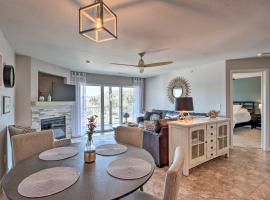 Serenity at the Lake Ozarks Gem with Pool Access, hotel v destinaci Camdenton