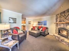 Cozy Condo by Mirror Lake, 1 Block to Downtown!, hotell i Lake Placid