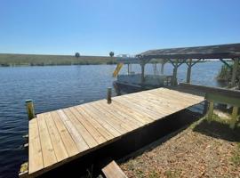 Rim Canal Cottage - Access to Fishing, Just off Lake Okeechobee! cottage, cheap hotel in Okeechobee