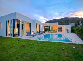 Modern 3 Bedroom Private Pool Villa KH-A1, hotel v destinaci Khao Tao