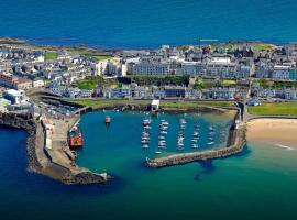 Causeway View large pet friendly seafront house, see dolphins, hotel v destinácii Portrush