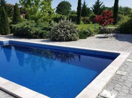 Appartement, classé 3 étoiles tout confort, piscine au sel, au calme pour un couple, hotel en Cahuzac-sur-Vère