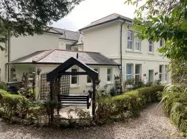 Hollyhocks Holiday Home- 2 bedroomed ground floor apartment sleeps 5