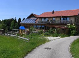 Biohof Schmidbauer, hotel with parking in Frankenburg