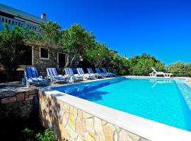 Villa Jadranka Beachfront & Pool, obiteljski hotel u gradu 'Maslinica'