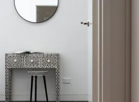 Stylish 2-Bed Apartment with BBQ Patio Near Beach