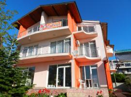 House Rezvaya with rooms for rent, hotell i Rezovo