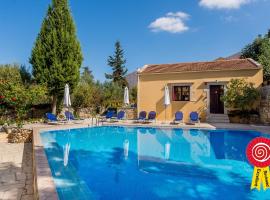 Heliopetra independant studios -village close to beaches -sharing a large pool, villa in Koprána