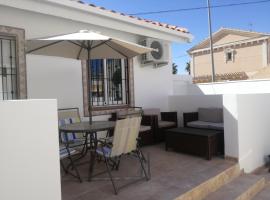 2 bedroom newly renovated bungalow close to bars & restaurants, hotel in Los Alcázares
